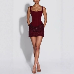 Elegante vestido corsé de lentejuelas burdeos con corpiño de varillas y corte ajustado