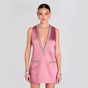Vestido corto de satén rosa sin mangas con cuello en V y detalles de pedrería fina