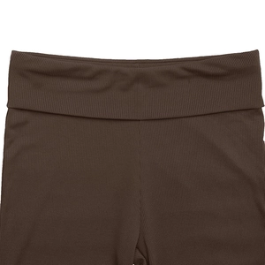 Détail d'un pantalon en maille côtelée avec large taille rabattable en marron foncé