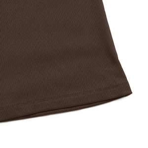 Gros plan détaillé du tissu côtelé marron foncé avec couture propre à double aiguille