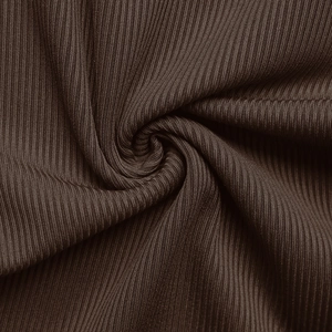 Gros plan sur le tissu en maille côtelée marron foncé montrant texture et élasticité