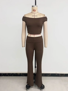 Détail de la maille côtelée marron sur le haut à épaules dénudées et le pantalon