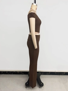 Détail du tissu côtelé marron sur un ensemble haut court et pantalon taille haute