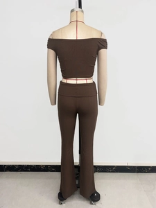 Vue arrière de l'ensemble deux pièces marron côtelé avec haut à épaules dénudées et pantalon