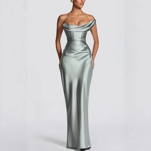 Elegantes salbeigrünes Satin-Maxikleid mit schulterfreiem Ausschnitt und Taillenfalten