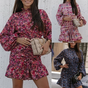 Robe fleurie à col roulé et manches longues avec cordon à la taille et ourlet à volants