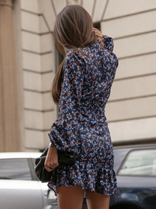 Détail de robe à manches longues bleu marine à fleurs avec ourlet à volants élégant