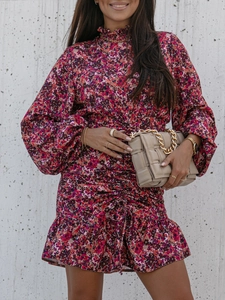 Détail d'une mini-robe fleurie avec manches lanterne et col montant à volants