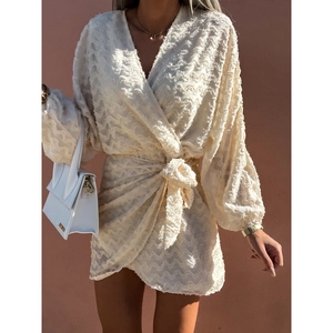Robe courte crème à col en V avec tissu à franges texturé et ceinture à la taille