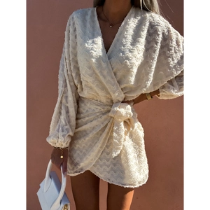 Mini robe crème à manches longues avec col en V, manches lanternes et texture ondulée