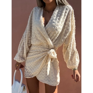 Robe portefeuille crème élégante avec col en V, texture florale et manches lanternes