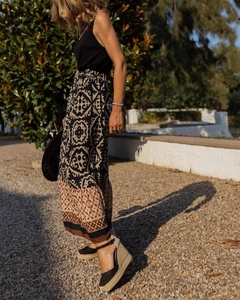 Outdoor-Aufnahme eines langen Bohemian-Druckrocks mit Ethno-Muster und schwarzem Top