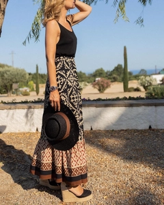 Detailansicht eines Boho-Maxirocks mit Ethno-Mustern und Riemchensandaletten