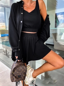 Détails de l'ensemble noir trois pièces avec caraco, short et chemise ample décontractée