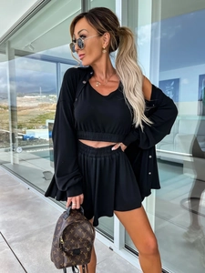Ensemble noir décontracté trois pièces avec crop top, short taille haute et chemise ample