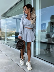Détails de la texture de l'ensemble trois pièces gris clair avec chemise et short chic