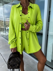 Vue détaillée de l'ensemble décontracté vert fluo trois pièces avec chemise et short