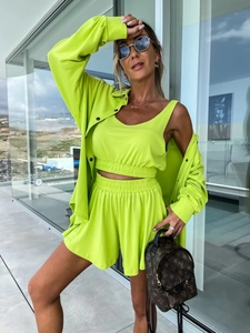 Gros plan détaillé de l'ensemble trois pièces vert fluo en maille douce et confortable