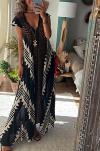 Détail de robe bohème à col en V avec imprimés géométriques beige et marron sur noir