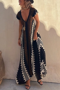 Détail d'une robe longue bohème avec décolleté en V et motifs géométriques