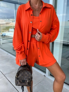Vue détaillée de l'ensemble trois pièces orange vif en maille pour femme en été