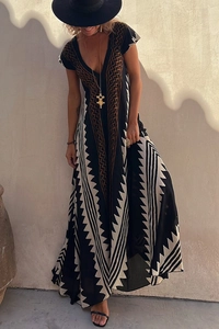 Détail de robe longue bohème à imprimé géométrique, col en V profond et jupe fluide