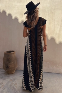 Vue de dos d'une robe longue bohème avec motifs géométriques et dos nu chic