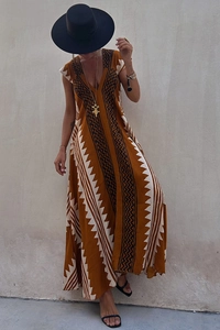 Détail d'une robe maxi sans manches à col en V avec motif boho et collier ethnique
