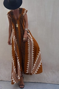 Détail d'une robe bohème à col en V avec des motifs géométriques et des tons terre