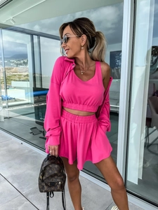 Détail de l'ensemble 3 pièces fuchsia avec haut court, short et cardigan décontracté