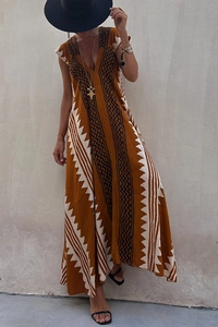 Détail d'une robe longue bohème avec motifs géométriques ethniques et décolleté en V profond