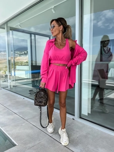 Ensemble décontracté rose vif trois pièces avec débardeur, short et chemise longue