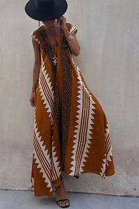 Détail de la robe longue à col en V avec des motifs bohèmes jaune moutarde et géométriques