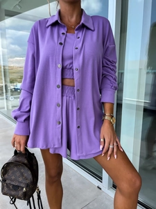 Gros plan détaillé de l'ensemble de loisirs violet trois pièces avec veste et short assorti