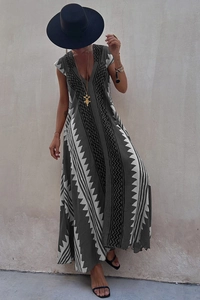 Détail d'une robe maxi bohème à col en V profond avec imprimé ethnique gris foncé