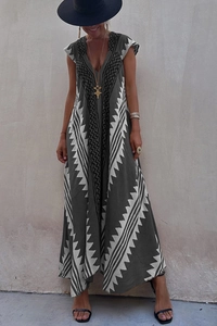 Détail d'une robe maxi sans manches à col en V avec imprimés géométriques bohèmes gris