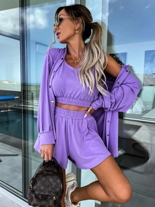 Détail d'un ensemble décontracté violet trois pièces avec cardigan et short taille haute