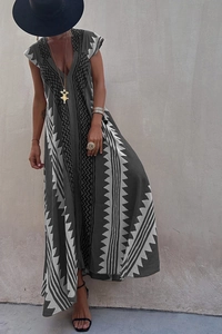 Détail d'une robe longue gris foncé avec motif zigzag et décolleté en V profond