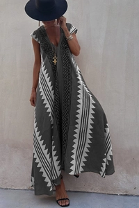 Détail de robe longue bohème grise à col en V avec des motifs géométriques blancs