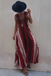 Détail du motif géométrique rouge foncé et décolleté en V profond sur la robe longue