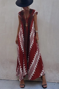 Détail d'une robe longue bohème sans manches avec imprimé géométrique et décolleté en V