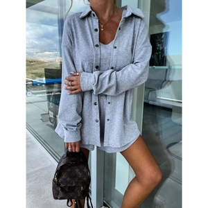 Ensemble décontracté 3 pièces gris pour femme avec chemise, débardeur et short sur mannequin