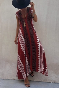 Détails de la robe longue bohème à motifs géométriques rouge foncé et décolleté en V