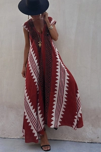 Détail d'une robe longue bohème à col en V avec imprimé ethnique rouge et noir