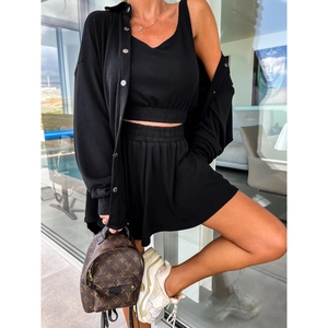 Ensemble de détente noir 3 pièces avec crop top, short à cordon et chemise oversize