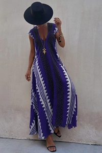 Détail de robe longue bohème violette à col en V avec motifs géométriques blancs