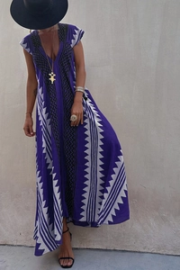 Détail d'une robe longue bohème violette à col en V avec motifs ondulés géométriques