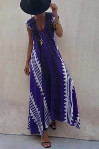 Détail d'une robe bohème à col en V avec motifs géométriques ethniques violets et jupe