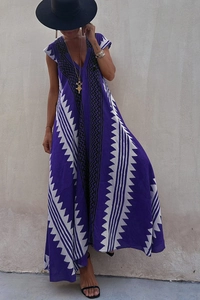 Détail d'une robe longue bohème à col en V profond avec imprimé ethnique et design sans manches