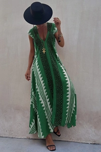 Détail d'une robe longue bohème verte avec motifs ethniques et décolleté en V profond